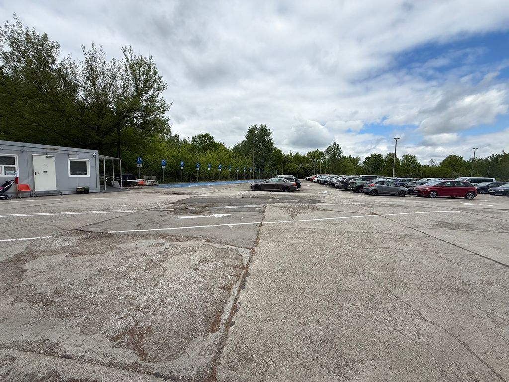 Parking 7 (P7) - plac parkingowy - lotnisko Warszawa-Modlin (WMI)