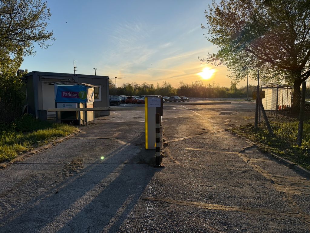 Parking 7 (P7) - parking przy lotnisku Warszawa-Modlin WMI