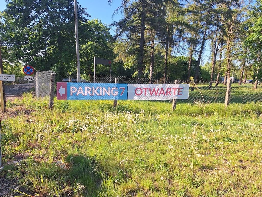 Parking 7 (P7) - oznakowanie dojazdu - lotnisko Warszawa-Modlin (WMI)