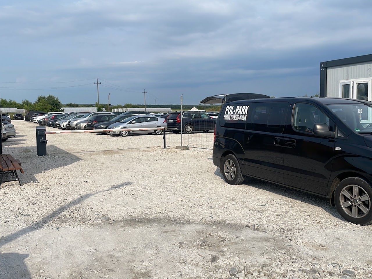 Pol-Park Modlin - parking lotnisko Warszawa-Modlin (WMI) - zdjęcie parkingu