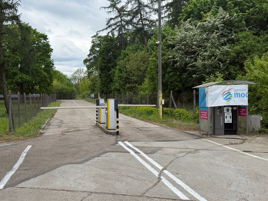 Parking 7 (P7) - wjazd na parking - lotnisko Warszawa-Modlin (WMI)